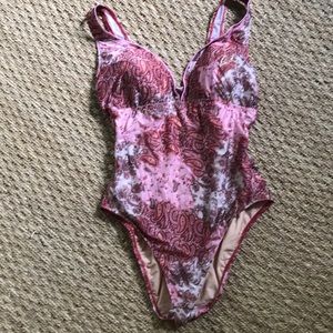 Gorgeous one-piece swim suit